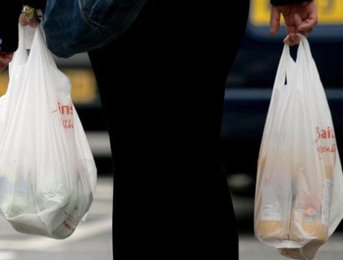 Vláda chce zakázat bezplatný prodej lehkých plastových tašek