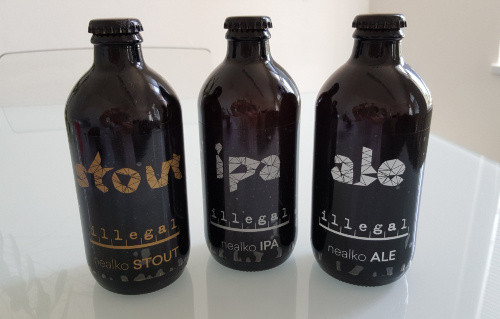 Nealko pivo v černé lahvi s etiketou s přímočarým designem