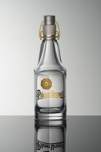 Aukční lahve Pilsner Urquell jsou symbolicky propojeny a vytváří jeden celek